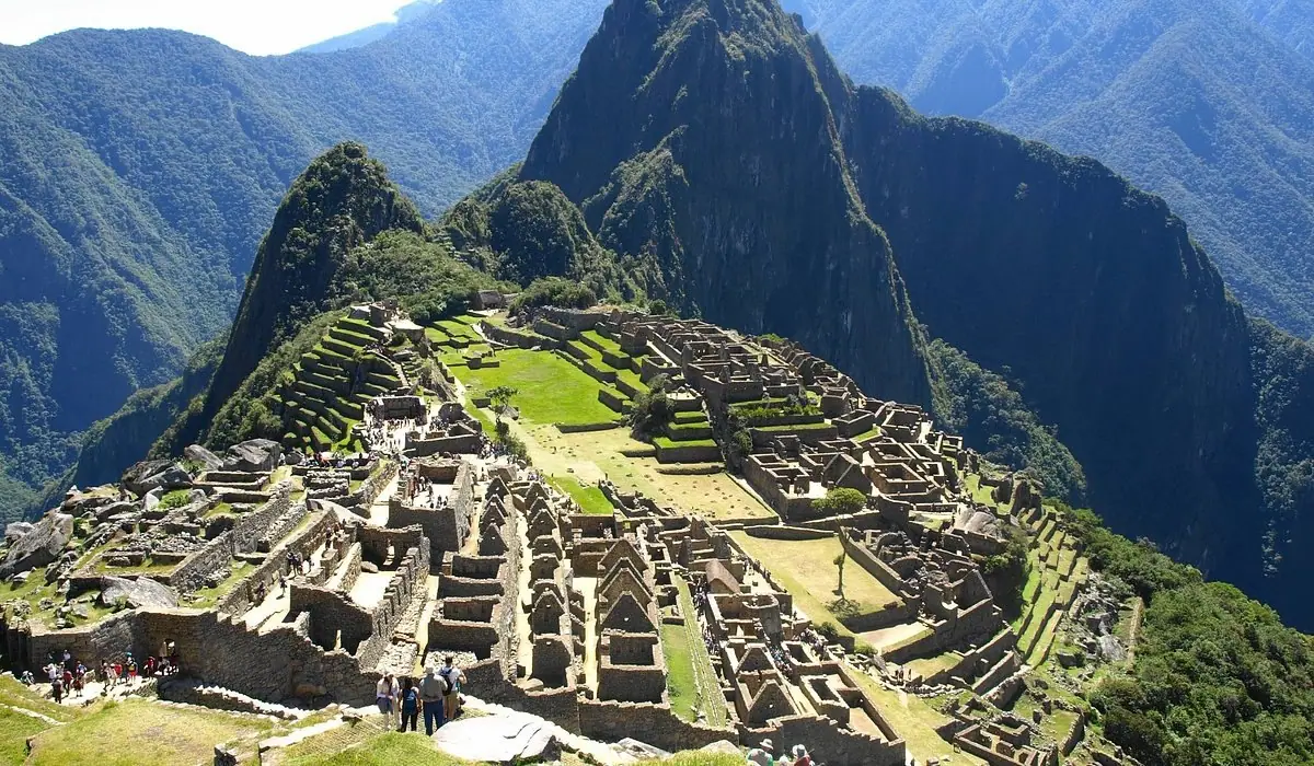 Río y casas de Aguas Calientes al pie de las montañas