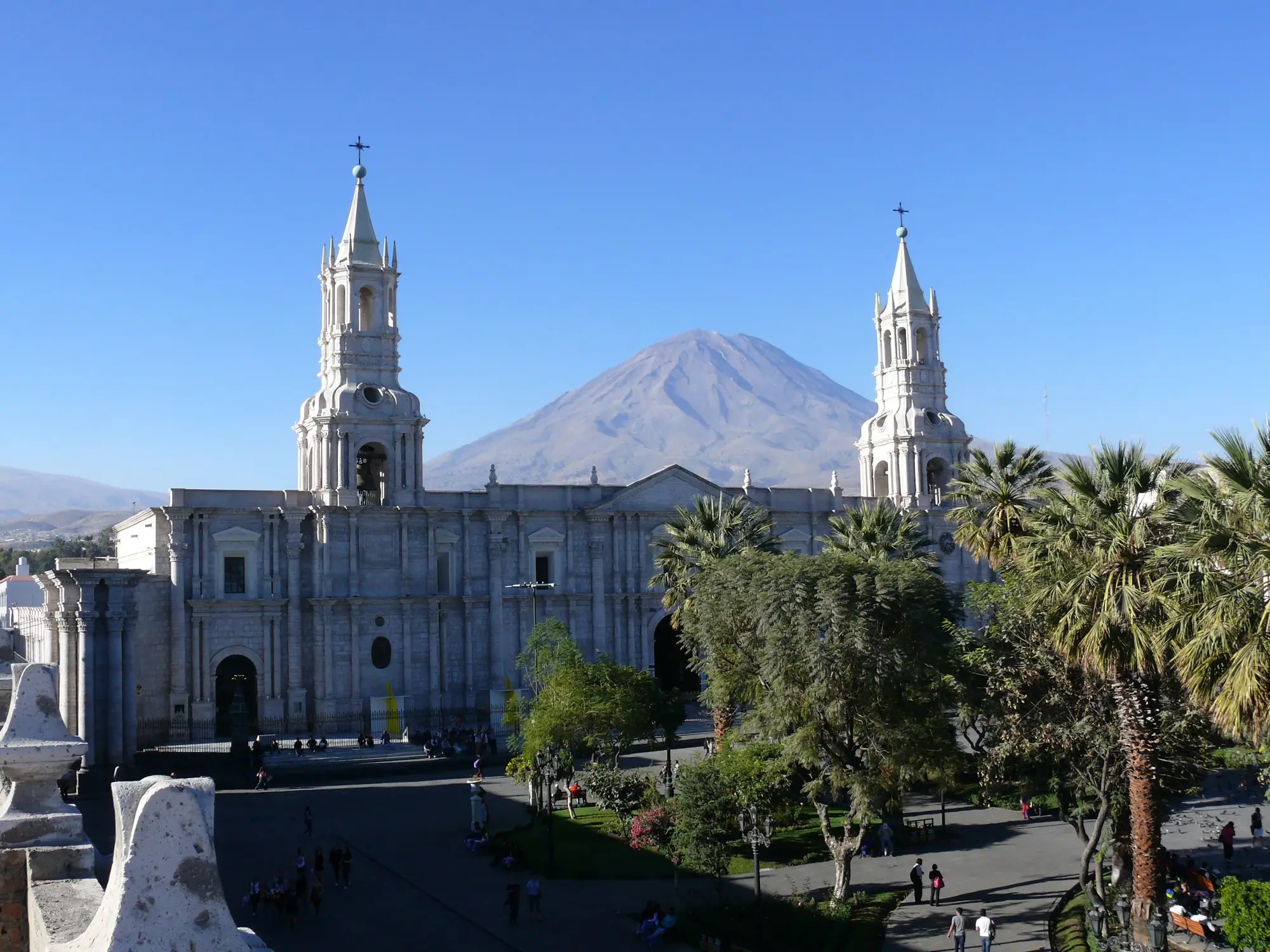 Catedral de Arequipa y el volcán Misti sobre la Plaza de Armas