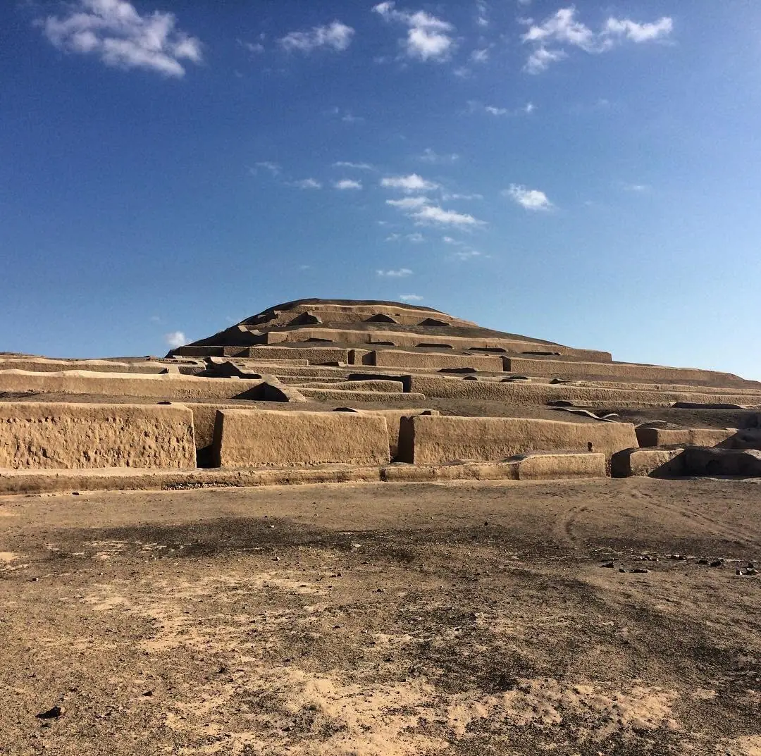 Centro ceremonial de Cahuachi desde Nasca