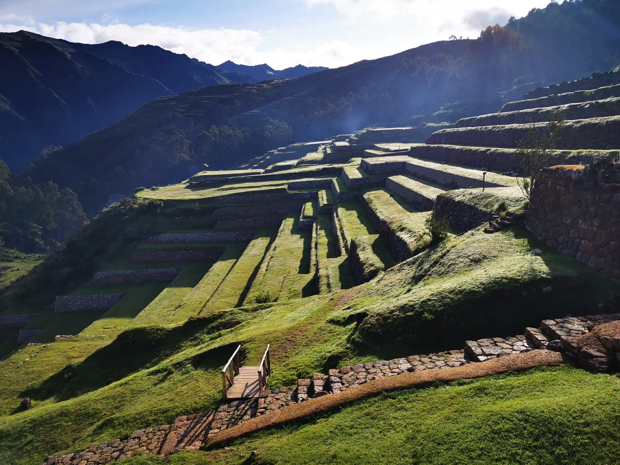 Andenes incas de Chinchero iluminados por el sol de la tarde