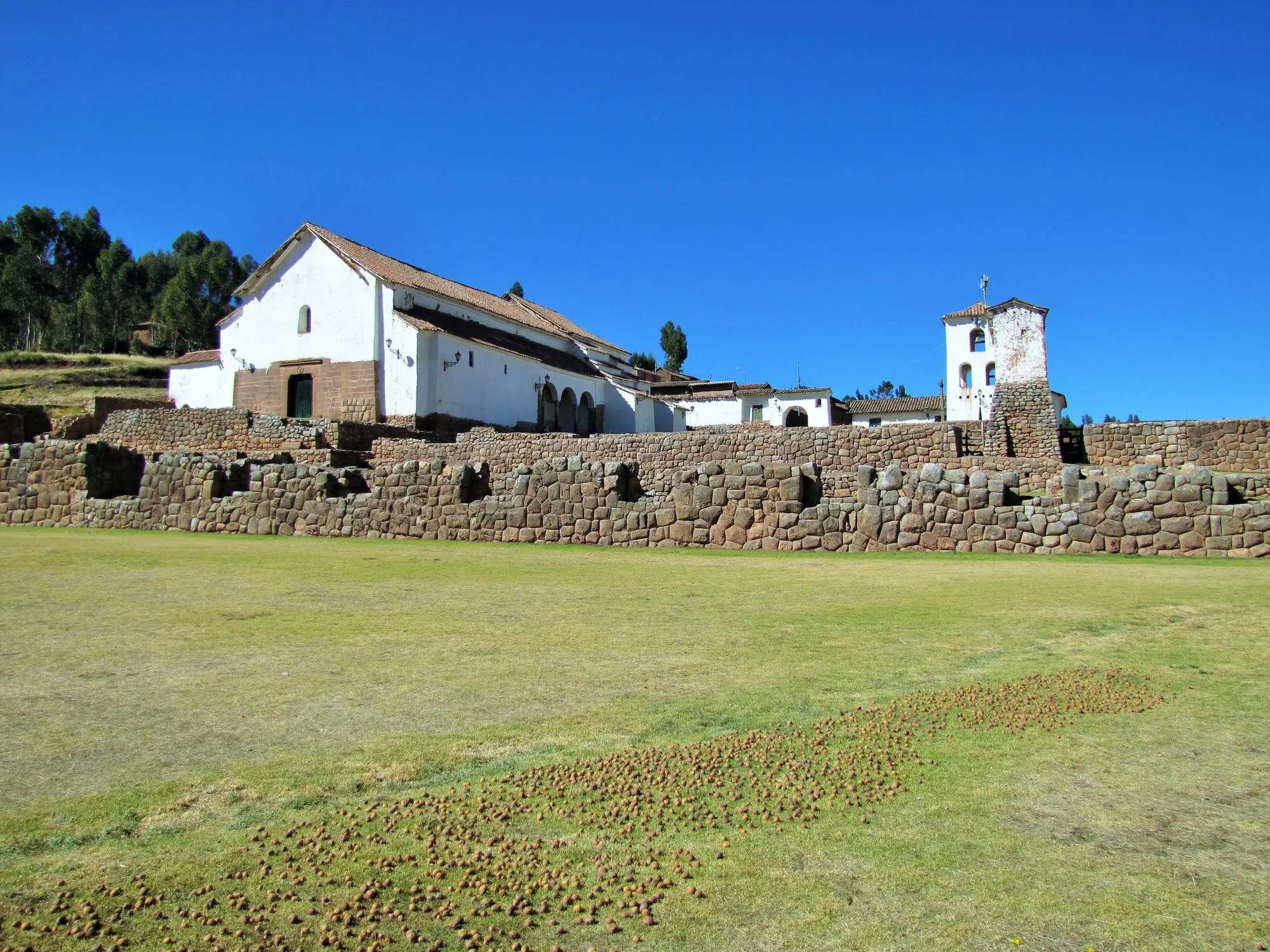 Iglesia colonial de Chinchero levantada sobre muros incas