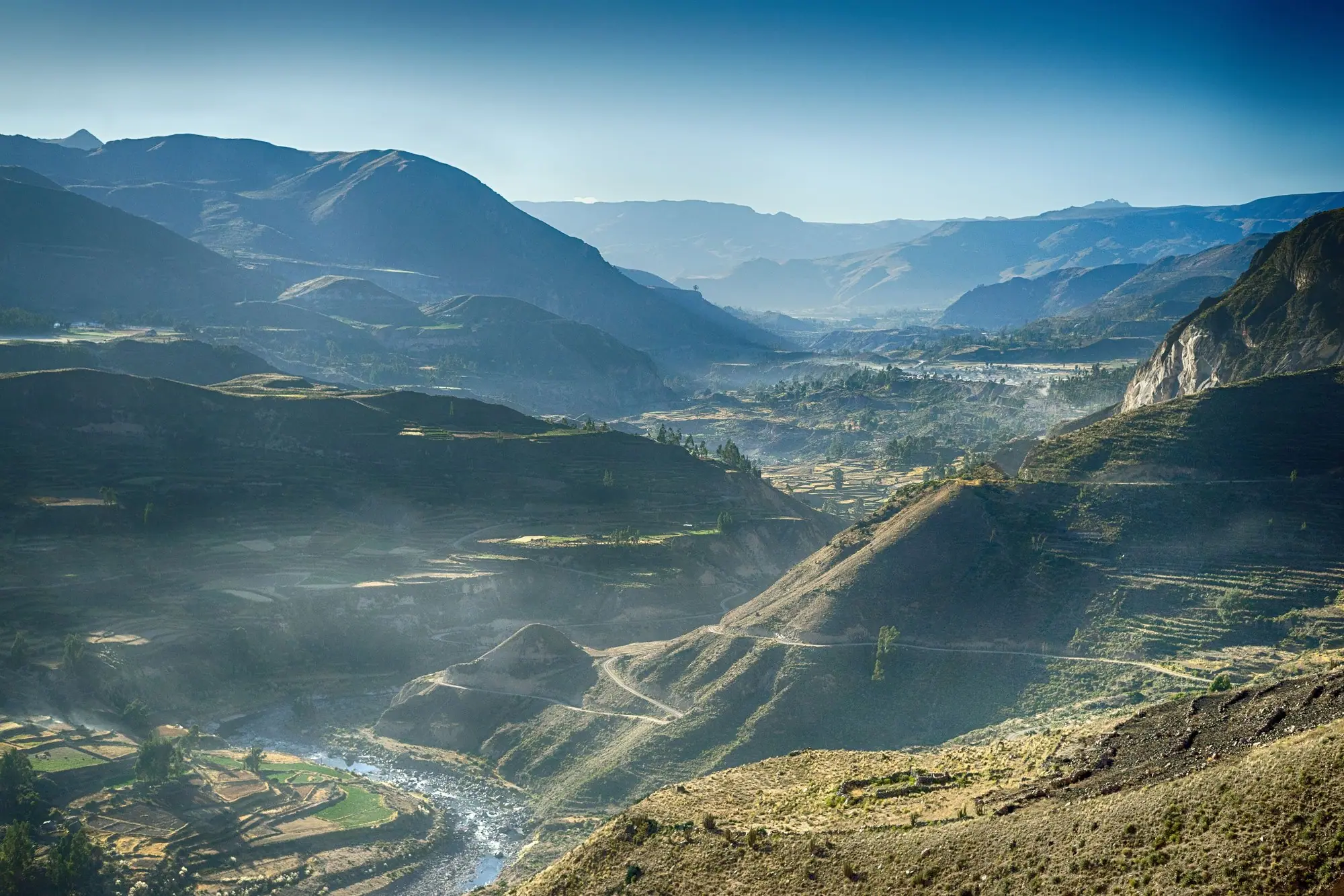 Valle del Colca con andenes agrícolas y montañas en capas