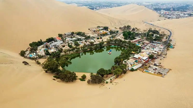Vista aérea del oasis de Huacachina en medio del desierto