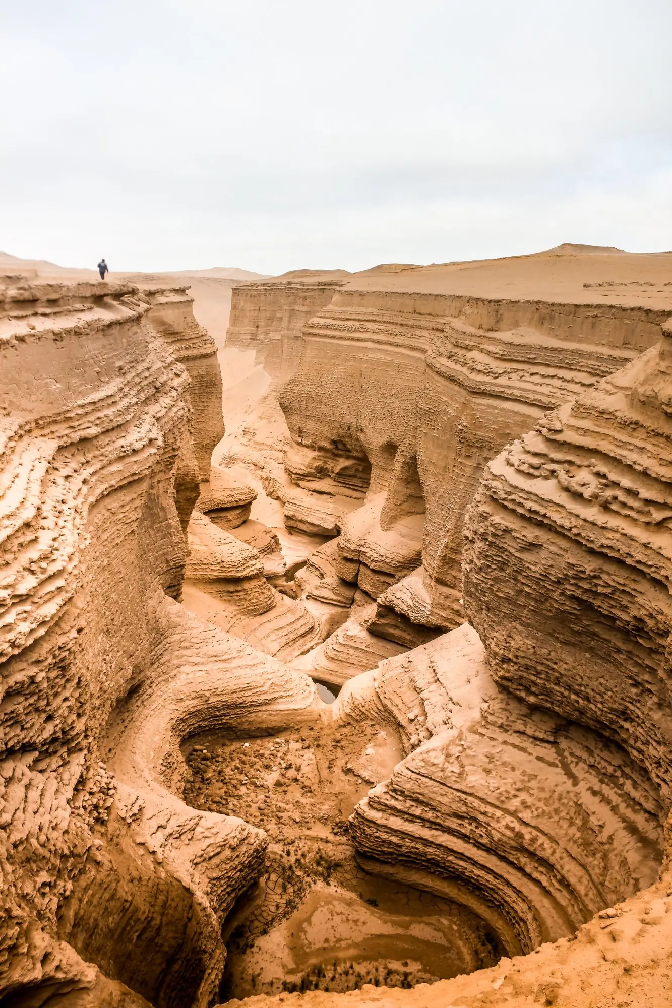 Paredes erosionadas y sinuosas del Cañón de los Perdidos en el desierto de Ica