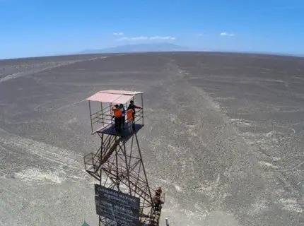 Mirador metálico de María Reiche en la pampa de Nasca