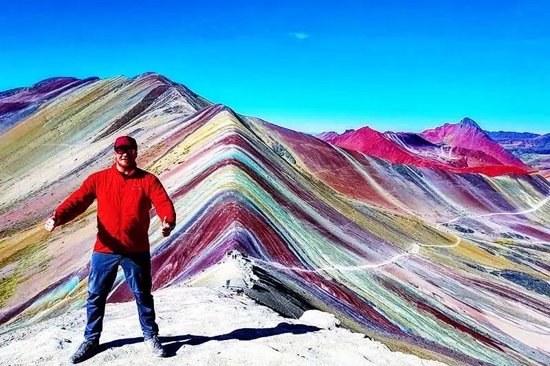 Viajero en la cima de la Montaña de 7 Colores