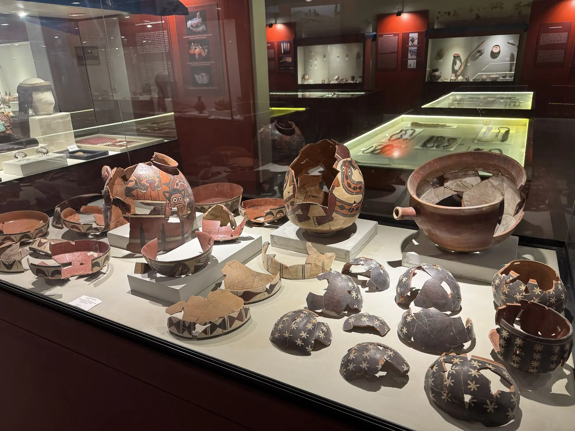 Vasijas policromas de la cultura nasca en una vitrina del Museo Antonini