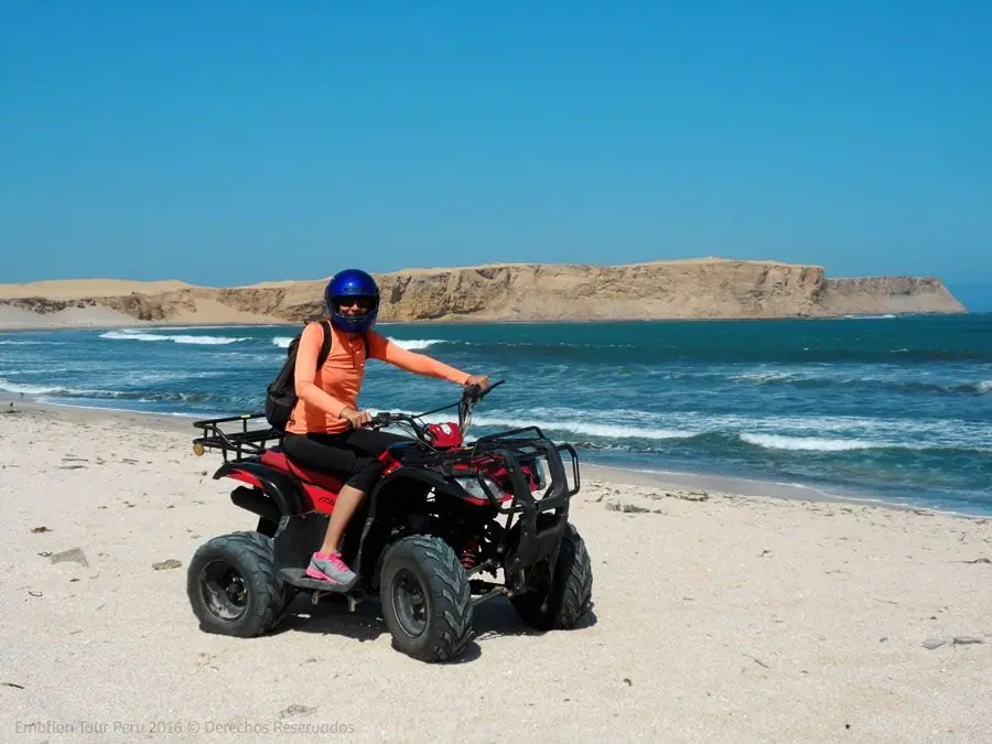 Viajera en cuatrimoto junto al mar de Paracas