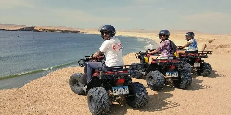 Cuatrimotos recorriendo la playa en la Reserva de Paracas