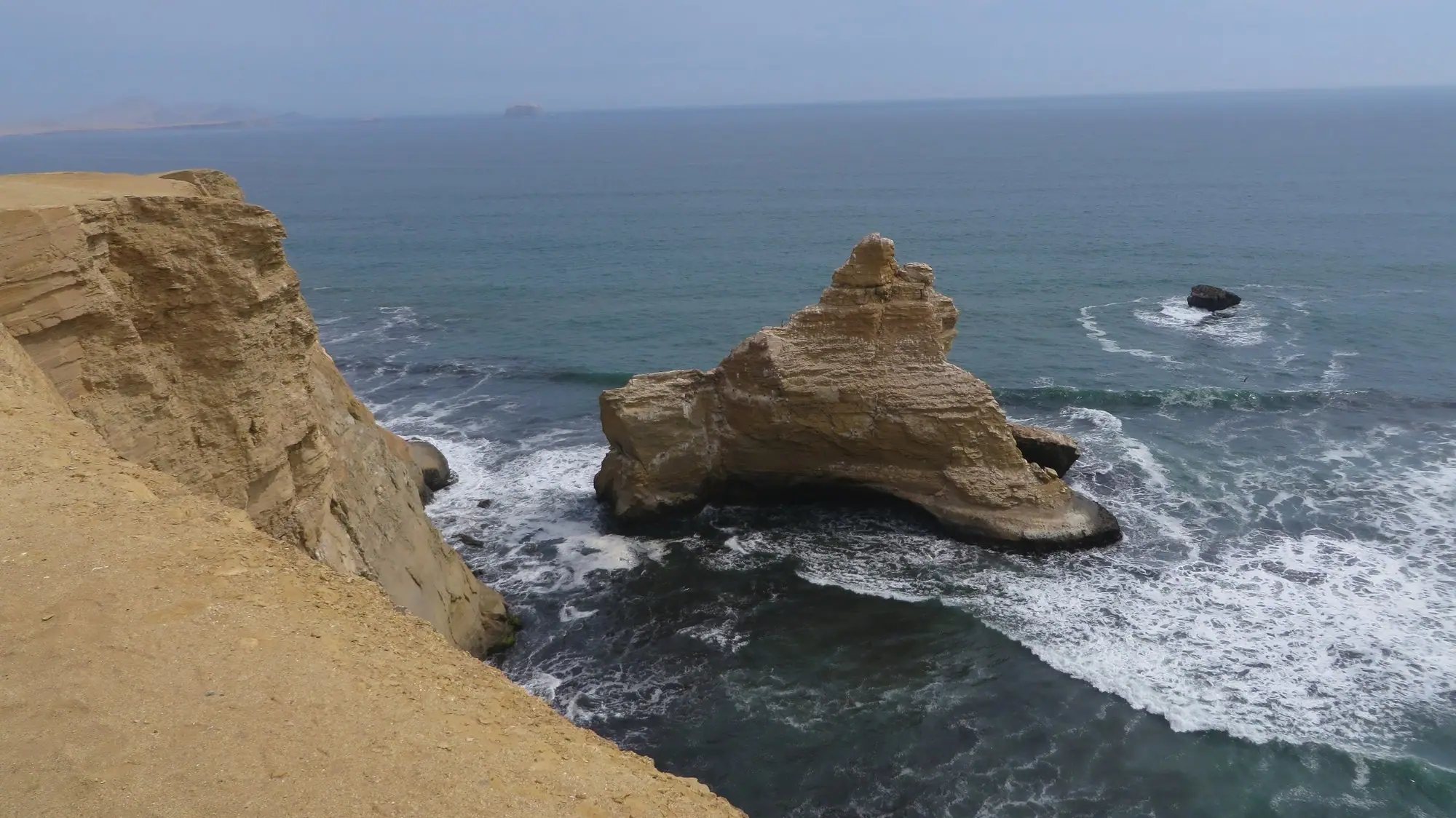 Formación rocosa La Catedral frente a los acantilados de la Reserva Nacional de Paracas