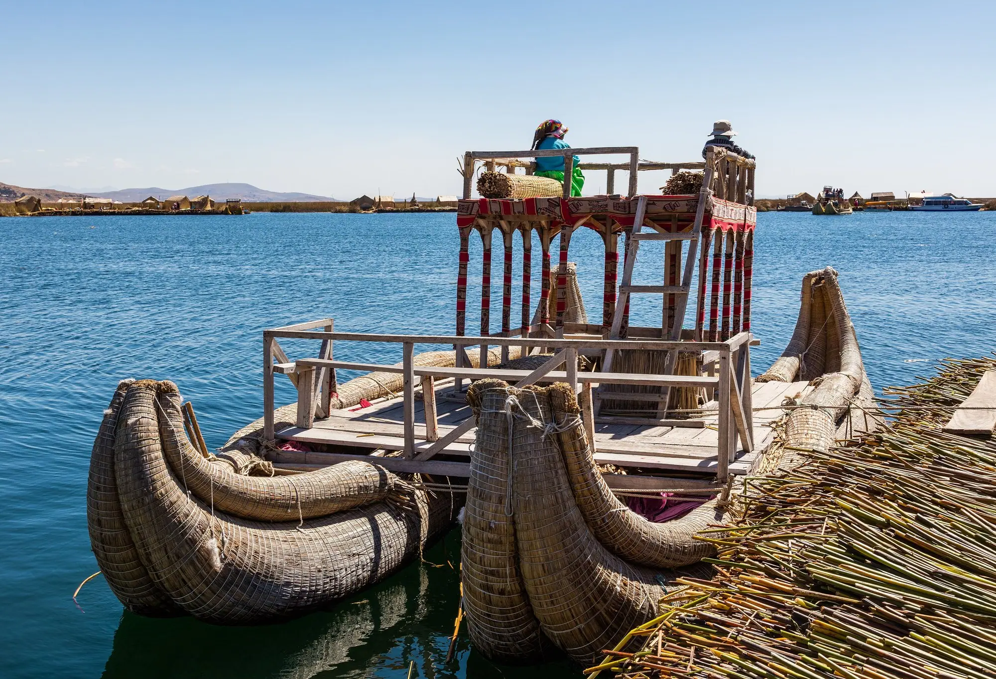 Balsa de totora amarrada a una isla flotante de los Uros en el lago Titicaca